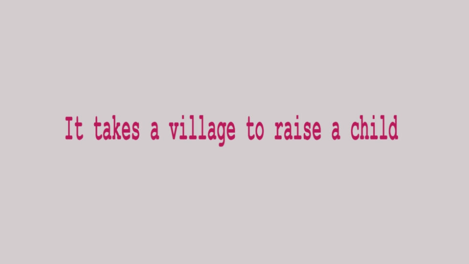 Tekst på en lys baggrund, der siger "It takes a village to raise a child" i pink skrifttype.