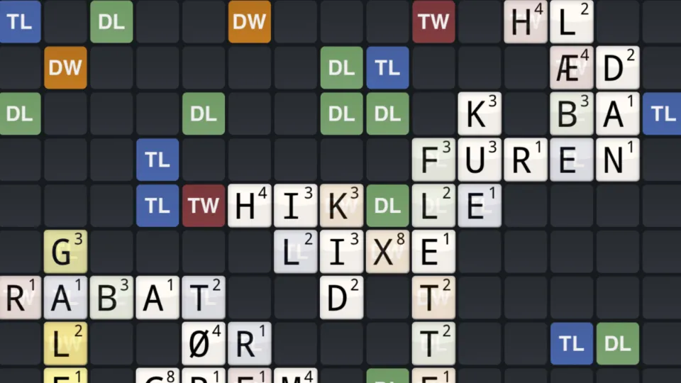 Scrabble-bræt med forskellige ord som "RABAT," "KUBE," og "HIKE" placeret på tværs og nedad.