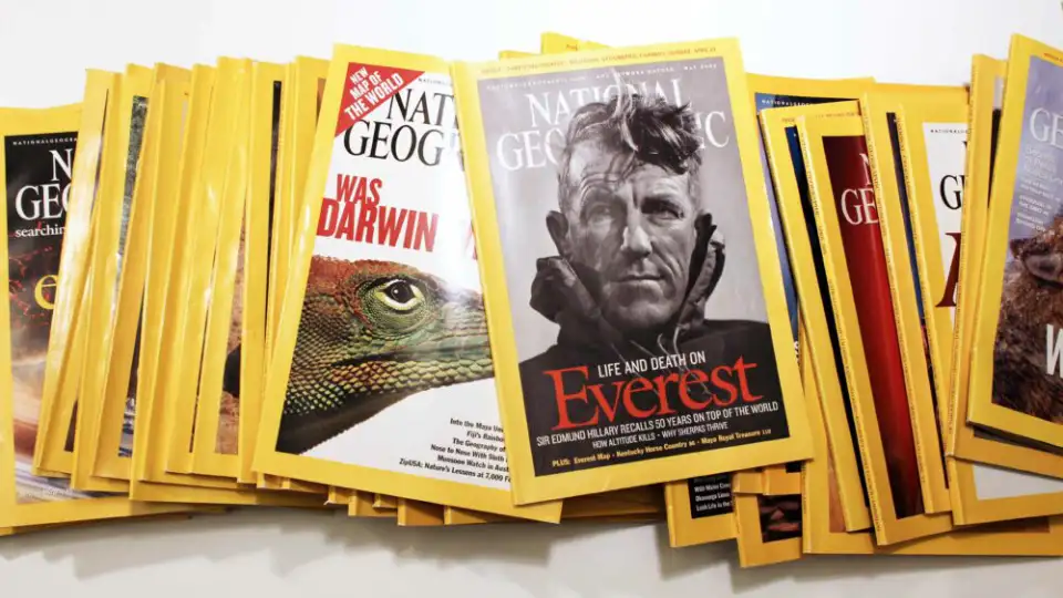 Spredte National Geographic-magasiner med farverige forsider.