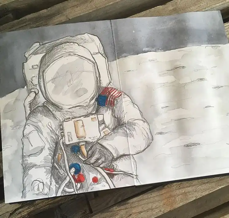 "Tegning af astronaut i rummet iført rumdragt med amerikansk flag, set mod en månelandskab baggrund."