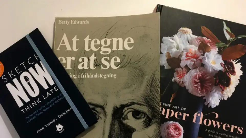 Tre bøger om kunst: "Sketch Now, Think Late" af Mike Yoshiaki Daikubara, "At tegne er at se" af Betty Edwards, og "The Fine Art of Paper Flowers" af Tiffanie Turner.