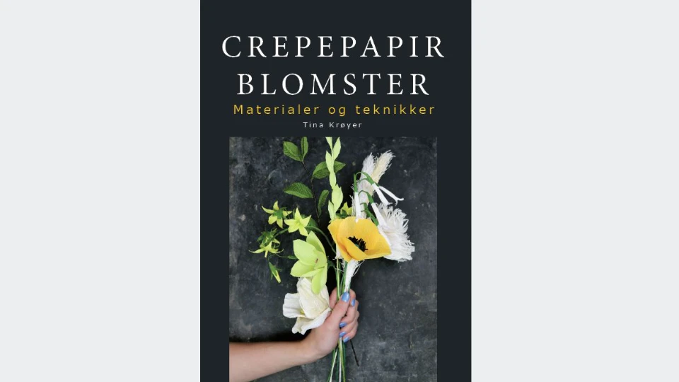 Bogomslag af "Crepepapir Blomster: Materialer og teknikker" af Tina Krøyer med en buket af crepepapirblomster på en mørk baggrund.