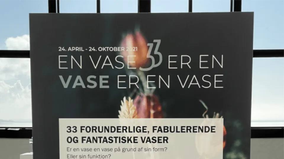 Plakat for en udstilling med titlen "En Vase er en Vase" fra 24. april til 24. oktober 2021, der fremhæver 33 unikke vaser.