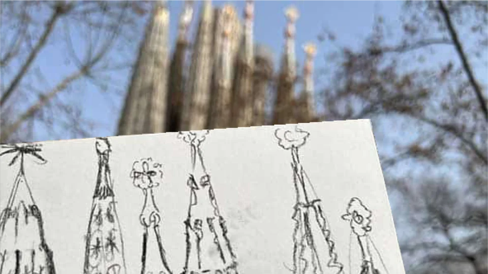 Tegning af Sagrada Família foran den rigtige kirke i Barcelona, set igennem trægrene.