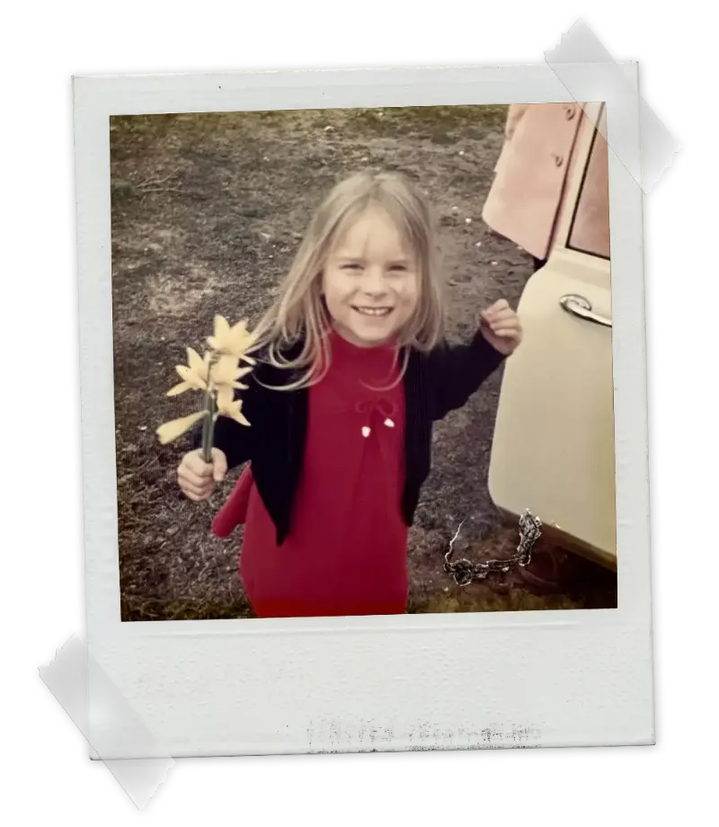 Tina 5 år med blomster i hånden