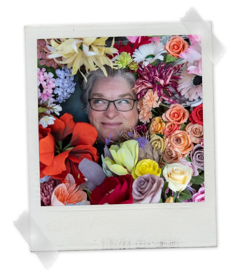 Tina mellem en masse blomster